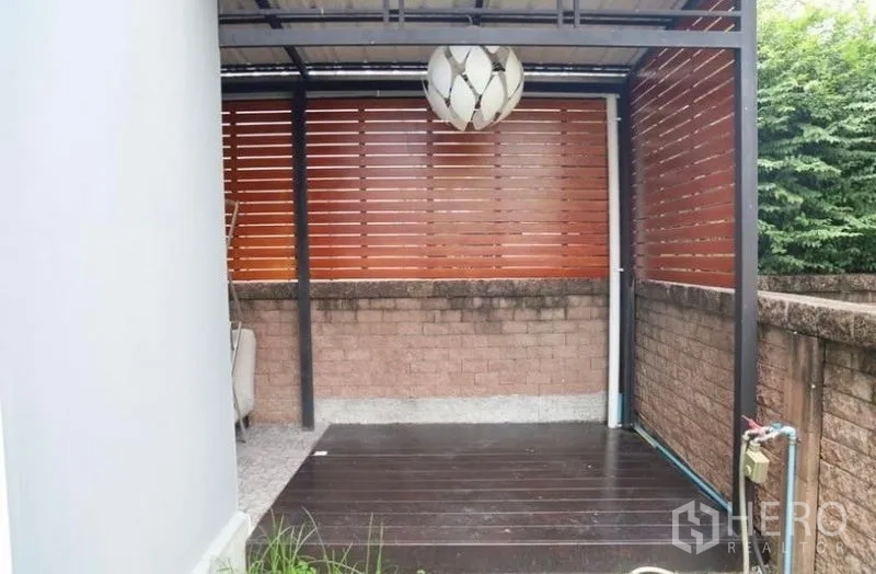 Detached House for rent in Suan Luang, Bangkok - Covered patio with wooden privacy slats and a pendant light.