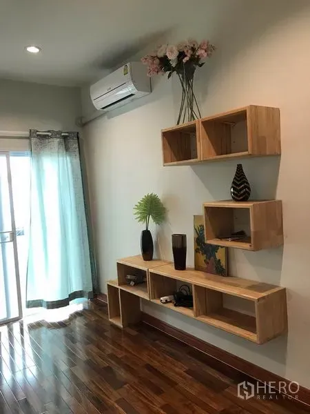 ทาวน์เฮาส์ ให้เช่าหรือขายในPhra Khanong, Bangkok - ชั้นไม้ติดผนัง เครื่องปรับอากาศ และประตูกระจกบานเลื่อนพร้อมผ้าม่าน