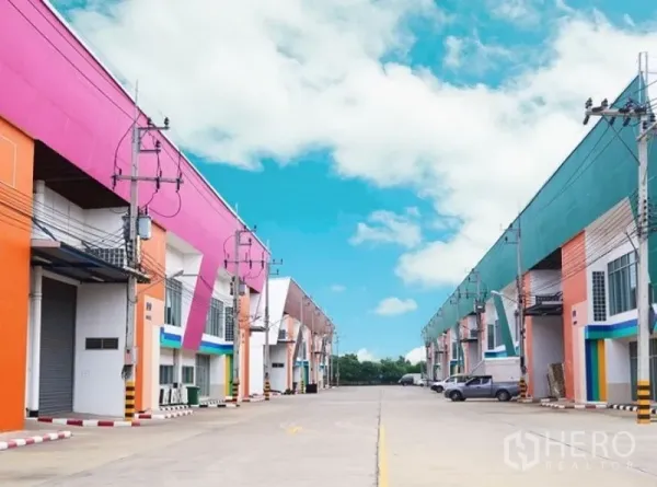 工厂 出租在Mueang Samut Sakhon, Samut Sakhon - 园区内宽阔道路，两侧成排仓库配装卸区与电线杆