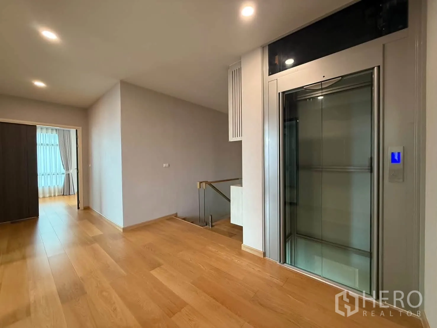 独栋房屋 for rent in Suan Luang, Bangkok - 二层走廊木地板，旁边为家用电梯。