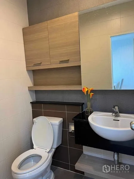 ทาวน์เฮาส์ ให้เช่าในPhra Khanong, Bangkok - ห้องน้ำสไตล์โมเดิร์น มีตู้แขวนผนัง กระจกบานใหญ่ อ่างล้างหน้าและโถสุขภัณฑ์