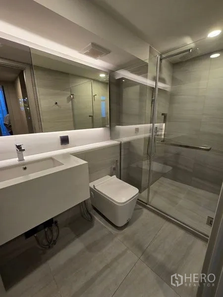 公寓 出租 - 现代浴室，玻璃淋浴房、大镜面与壁挂式马桶