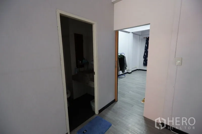 店屋 出租或出售在Watthana, Bangkok - 走廊通向卫生间，旁边是房间入口