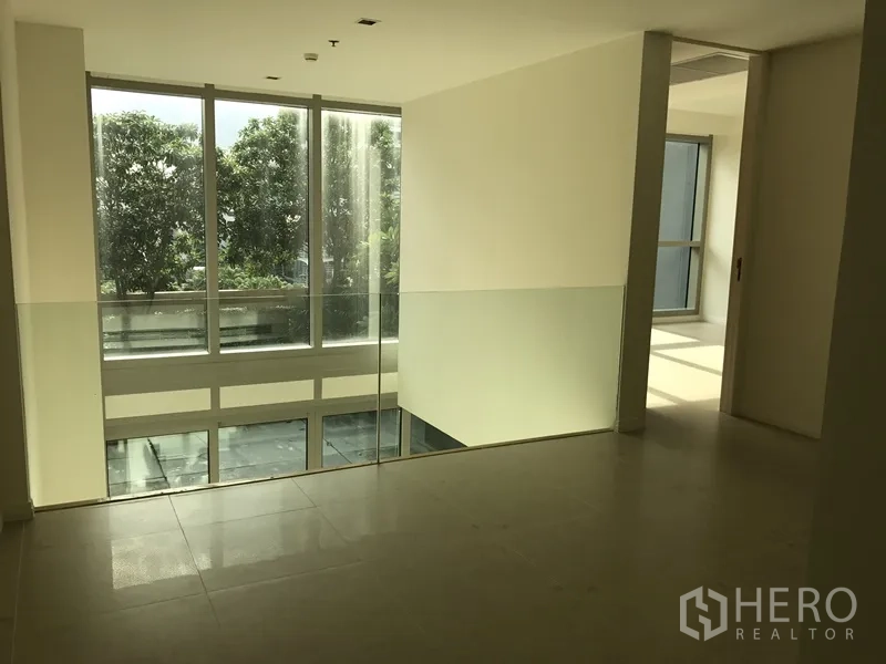 公寓 出租在Khlong San, Bangkok - 楼上夹层，玻璃护栏，可俯瞰客厅与绿意