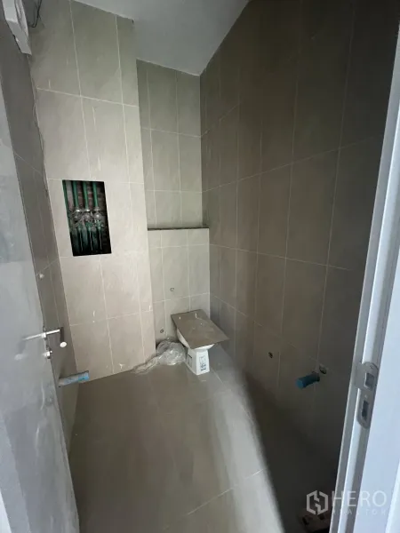 零售空间 出租在Khlong Toei, Bangkok - 第二个瓷砖卫生间，等待安装洁具。