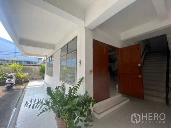 สำนักงานที่บ้าน ให้เช่าในKhlong Toei, Bangkok - ประตูไม้บานคู่ทางเข้าอาคาร พร้อมหน้าต่างบานใหญ่และทางเดินปูกระเบื้อง