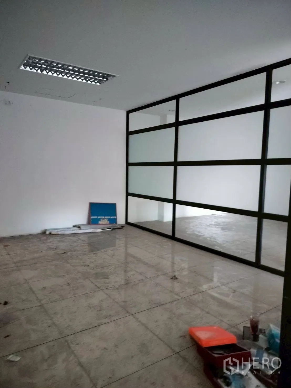 โรงงาน for sale in Bang Phli, Samut Prakan - ห้องสำนักงานพื้นกระเบื้อง กั้นห้องด้วยกระจกกรอบดำ และโคมไฟฟลูออเรสเซนต์