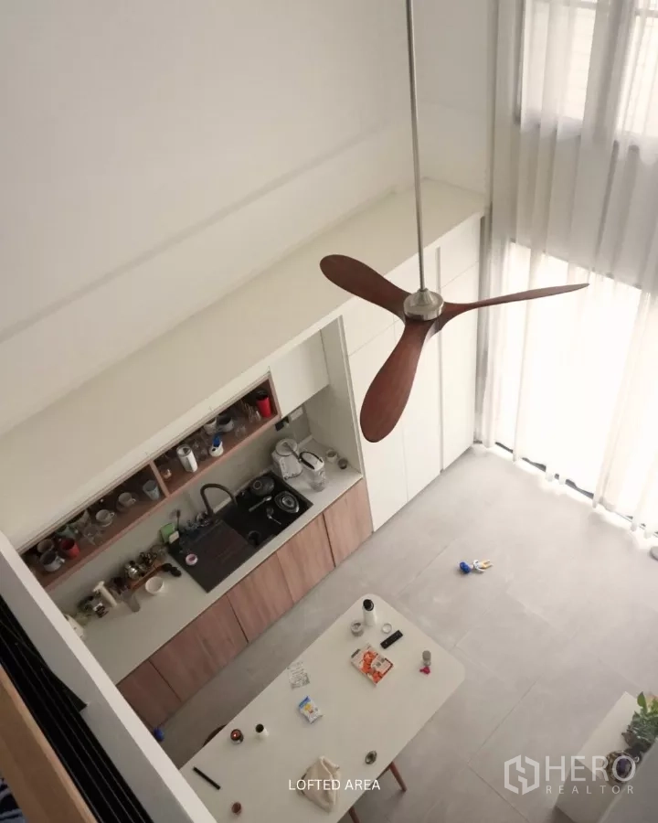 ทาวน์เฮาส์ ให้เช่าในSuan Luang, Bangkok - มุมมองเหนือศีรษะของครัวเพดานสูง ตู้สีขาว ไม้ตกแต่ง โต๊ะไอส์แลนด์ และผ้าม่านสูงจรดเพดาน