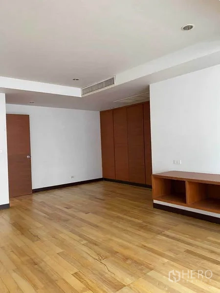 สำนักงานที่บ้าน ให้เช่าในBangkok Noi, Bangkok - ห้องนอนหรือออฟฟิศกว้าง มีตู้บิวท์อินและพื้นไม้สีอ่อน