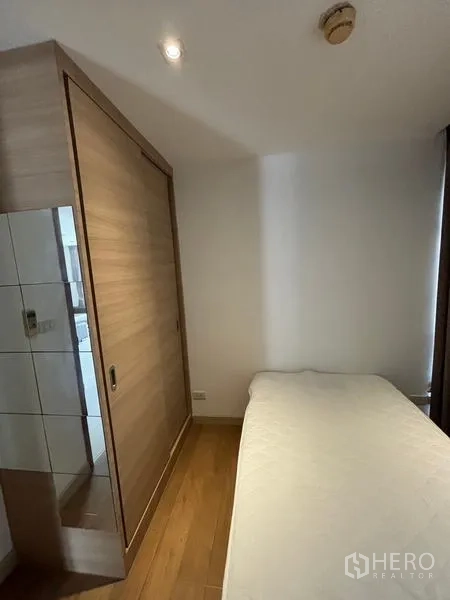 คอนโด ให้เช่าในWatthana, Bangkok - ห้องนอนเล็กพร้อมตู้เสื้อผ้าบานเลื่อน และไฟดาวน์ไลต์