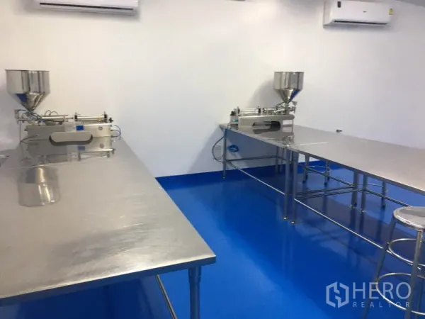 工厂 出租或出售在Pathum Thani - 两组不锈钢工作站与灌装设备，空调洁净室内。