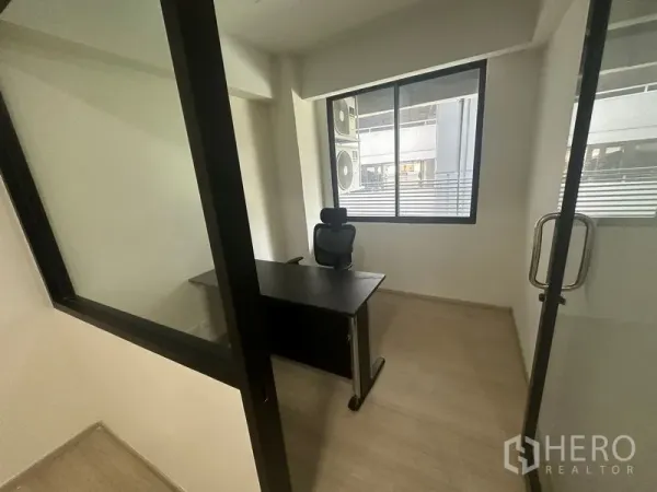 สำนักงาน ให้เช่าในKhlong Toei, Bangkok - ห้องทำงานผู้บริหาร โต๊ะสีดำ เก้าอี้เออร์โกโนมิก หลังประตูกระจกและมีหน้าต่าง