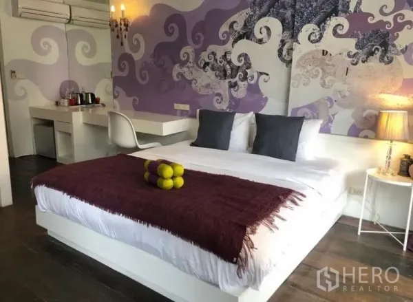 ทาวน์เฮาส์ ให้เช่าในKhlong Toei, Bangkok - ห้องนอนสไตล์โมเดิร์น เตียงคิง ผนังลวดลายศิลป์ และโต๊ะทำงานบิวท์อิน