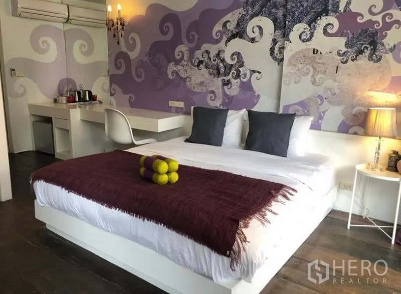 ทาวน์เฮาส์ ให้เช่าในKhlong Toei, Bangkok - ห้องนอนสไตล์โมเดิร์น เตียงคิง ผนังลวดลายศิลป์ และโต๊ะทำงานบิวท์อิน