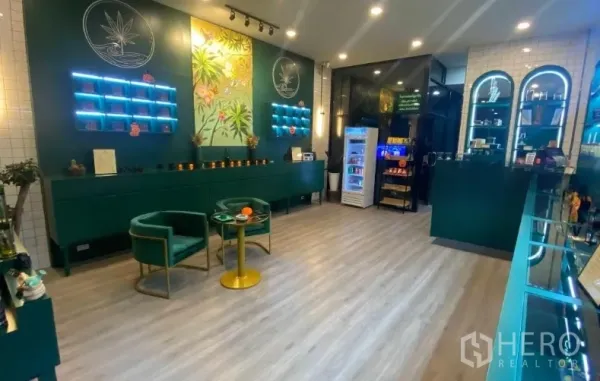 พื้นที่ขายปลีก ให้เช่าในWatthana, Bangkok - ภายในร้านสไตล์โมเดิร์น ตู้โชว์ไฟ LED เคาน์เตอร์ และชุดที่นั่ง