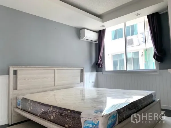 คอนโด ให้เช่าในKhlong Toei, Bangkok - ห้องนอนพร้อมหน้าต่างบานใหญ่ เครื่องปรับอากาศ และเตียงไม้โทนอ่อน