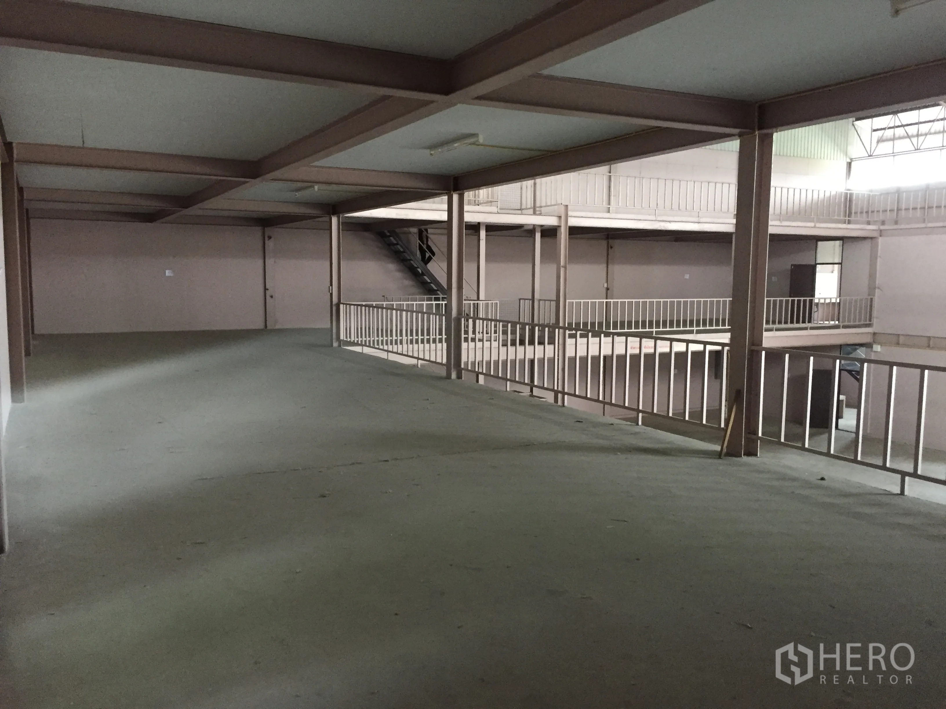 工厂 出租在Lam Luk Ka, Pathum Thani - 夹层储存区带护栏，俯瞰主生产大厅