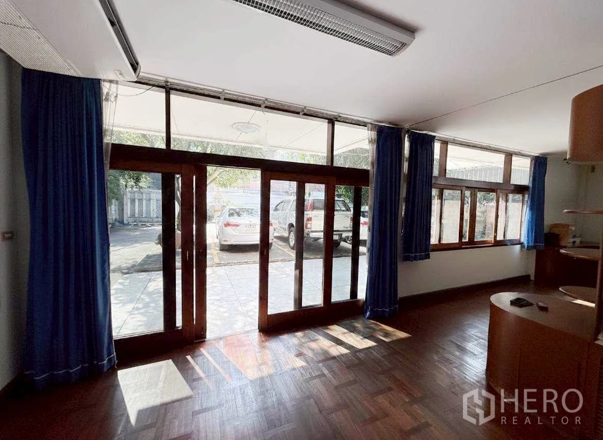 Home Office for rent in Bang Rak, Bangkok - Entrance area with glass and wood doors opening to the parking lot.