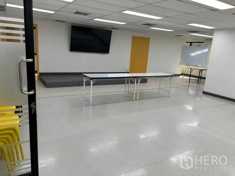 สำนักงาน ให้เช่าในKhlong Toei, Bangkok - มุมมองผ่านประตูกระจกสู่ห้องอเนกประสงค์ มีทีวี เวที และไวท์บอร์ด