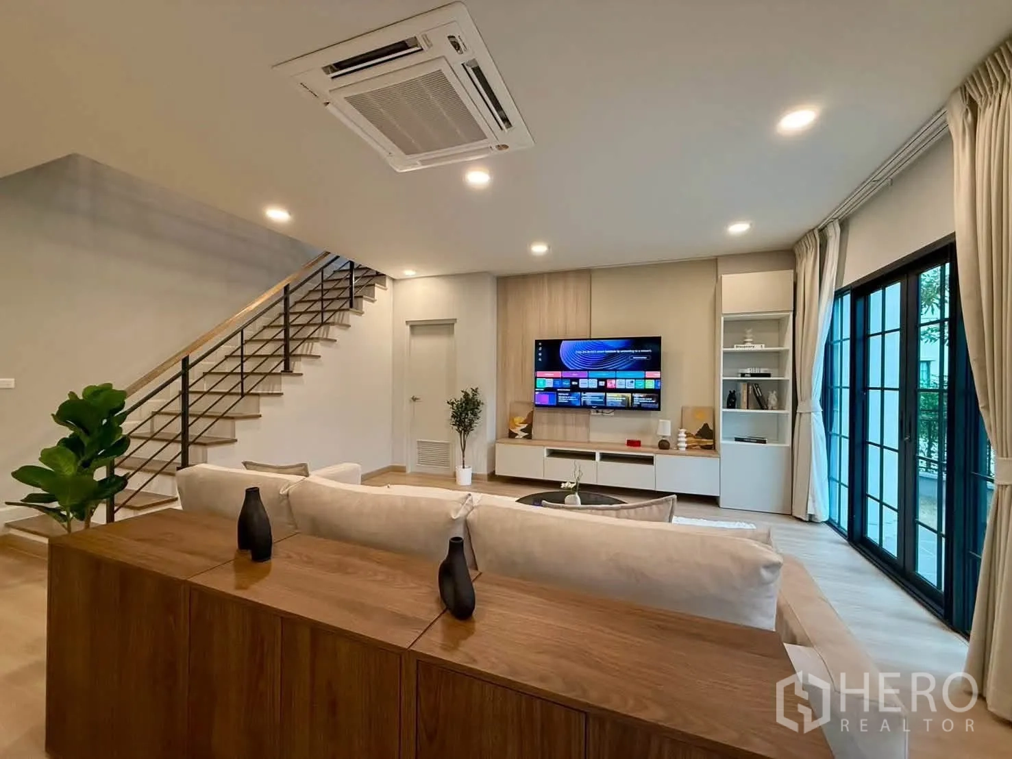 独栋房屋 for rent in Bang Phli, Samut Prakan - 现代两层独栋住宅外观，带有遮棚车位和前围栏。