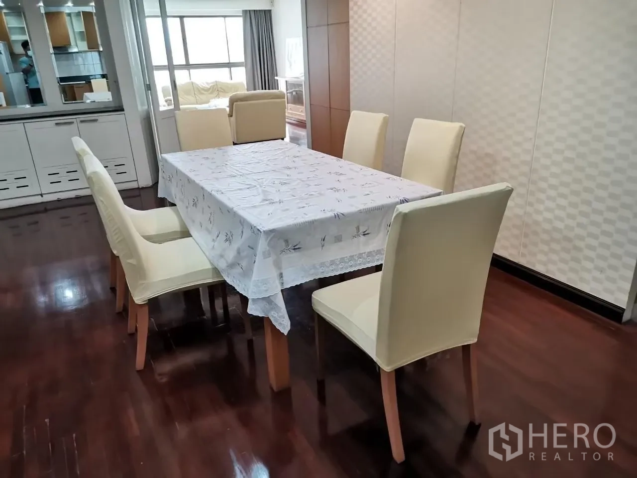 คอนโด ให้เช่าในPhaya Thai, Bangkok - โต๊ะอาหารสำหรับหกที่นั่ง เก้าอี้สีครีม ตั้งบนพื้นไม้เงา ใกล้ตู้เก็บของกระจก