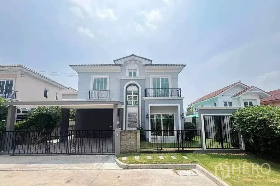 独立式住宅 出租在Bang Khen, Bangkok - 曼谷邦肯区转角独栋别墅，带电动大门车棚、阳台与前庭景观。