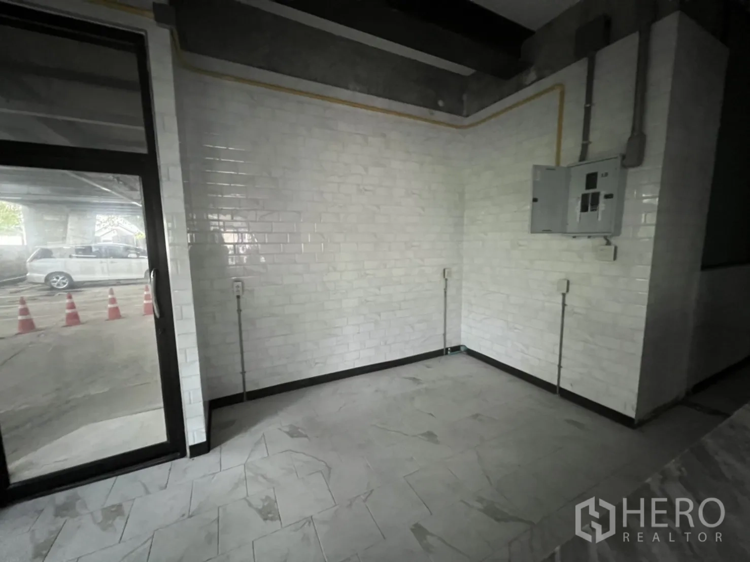 零售空间 出租在Ratchathewi, Bangkok - 后勤小房间，白色地铁砖墙与电箱