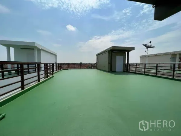 สำนักงานที่บ้าน ให้เช่าหรือขายในMin Buri, Bangkok - ดาดฟ้าพื้นที่กว้างพร้อมราวกันตก มุมมองเมืองโล่งใต้ท้องฟ้าสีฟ้า