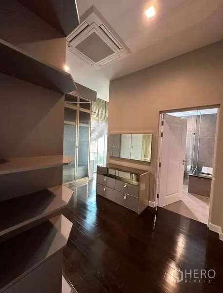 บ้าน ให้เช่าในLat Krabang, Bangkok - ทางเดินวอล์กอินโคลเซ็ต ชั้นวางของ เปิดสู่ห้องน้ำในตัว