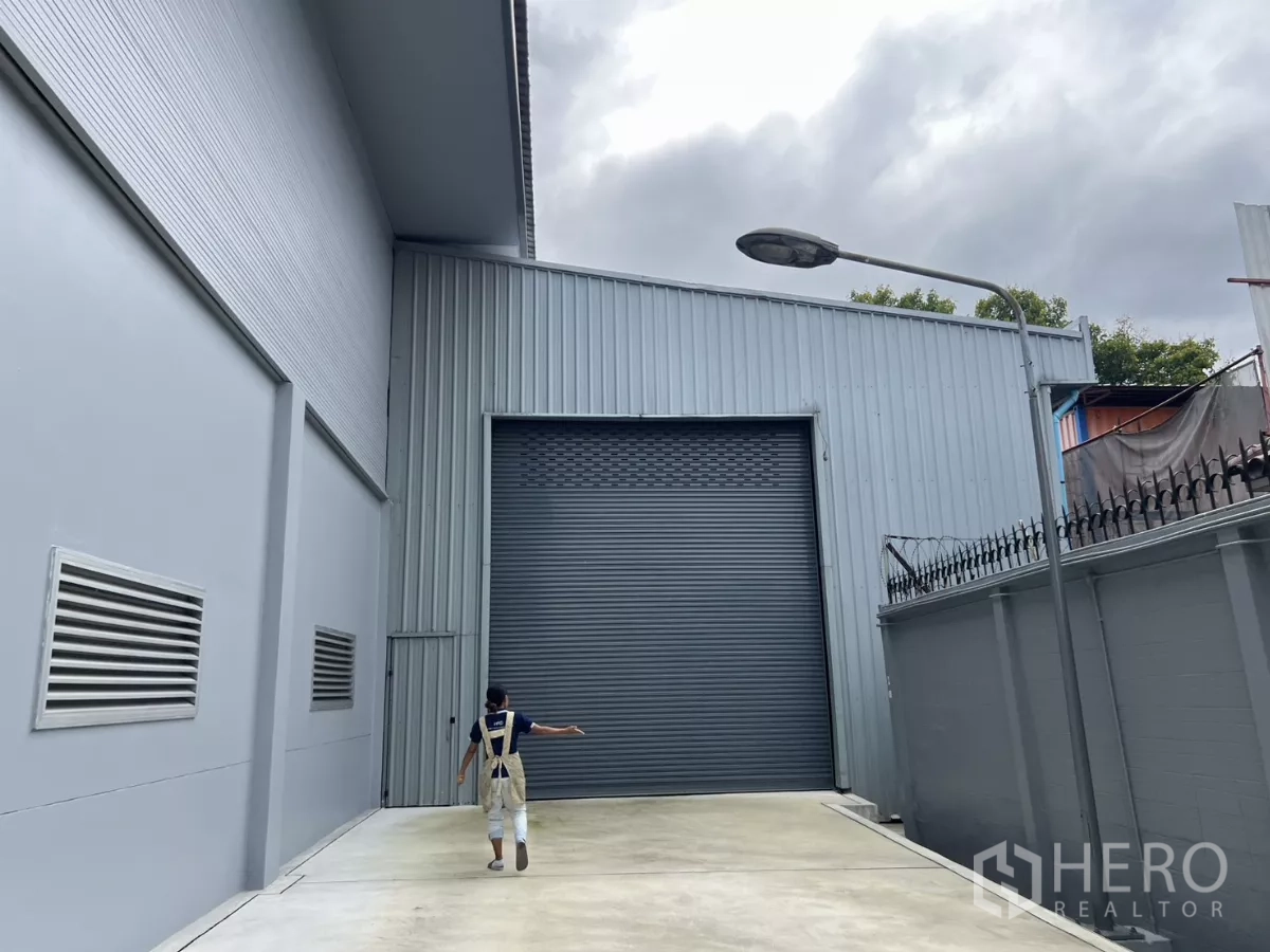 货栈 出租在Yan Nawa, Bangkok - 装卸区域及超大卷帘门，旁有安全围墙通道。