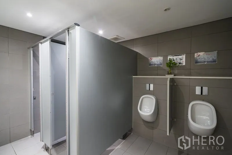 สำนักงาน ให้เช่า - ห้องน้ำชายผนังกระเบื้อง มีโถปัสสาวะสองตัวและห้องน้ำแบบแยก