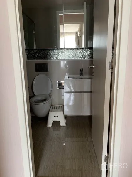 คอนโด ให้เช่าในWatthana, Bangkok - ห้องน้ำสไตล์โมเดิร์นพร้อมโถสุขภัณฑ์ อ่างล้างหน้า กระจก และพื้นกระเบื้อง