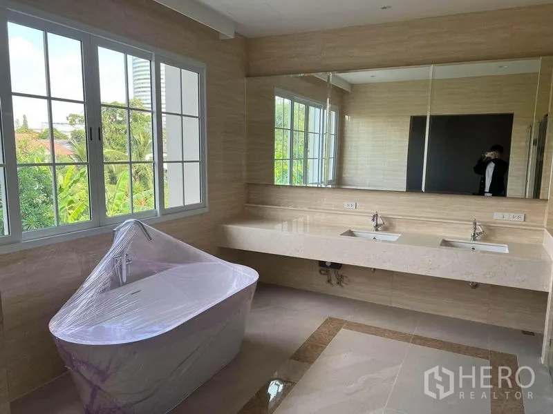 บ้าน ขายในYan Nawa, Bangkok - ห้องน้ำหรู อ่างอาบน้ำลอยตัว เคาน์เตอร์คู่ และกระจกเต็มผนัง