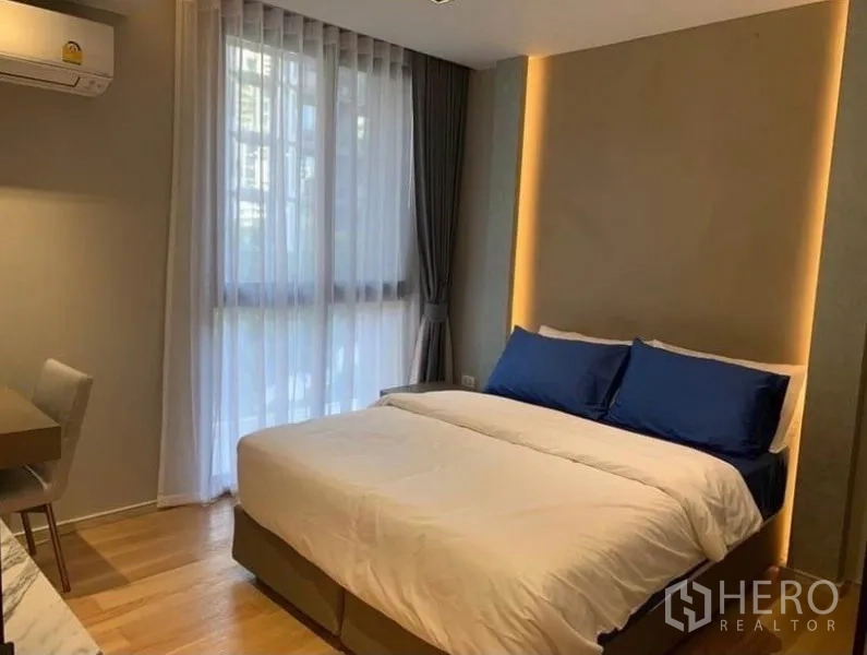 คอนโด ให้เช่าในWatthana, Bangkok - ห้องนอนรอง เตียงควีน โต๊ะทำงาน และหน้าต่างบานใหญ่พร้อมผ้าม่าน