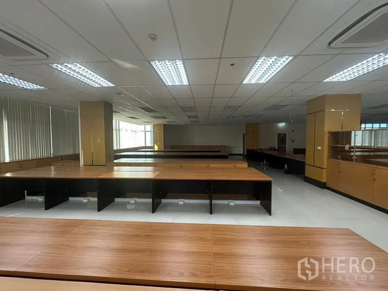 办公空间 出租在Suan Luang, Bangkok - 大开间办公室，成排工位与充足自然光