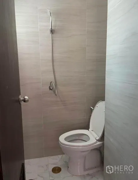 公寓 出租 - 紧凑卫生间，坐便与手持花洒，浅色瓷砖