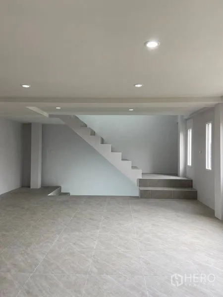 สำนักงานที่บ้าน ให้เช่าหรือขายในSuan Luang, Bangkok - โถงบันไดปูกระเบื้อง มีช่องแสง เชื่อมพื้นที่ทำงานแต่ละชั้น