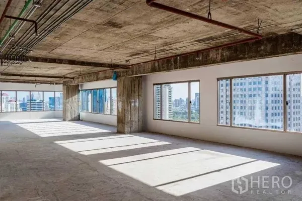 สำนักงาน ให้เช่าในWatthana, Bangkok - พื้นที่สำนักงานได้รับแสงธรรมชาติ เพดานเดินท่อเปลือย มองเห็นอาคารสูงของกรุงเทพฯ