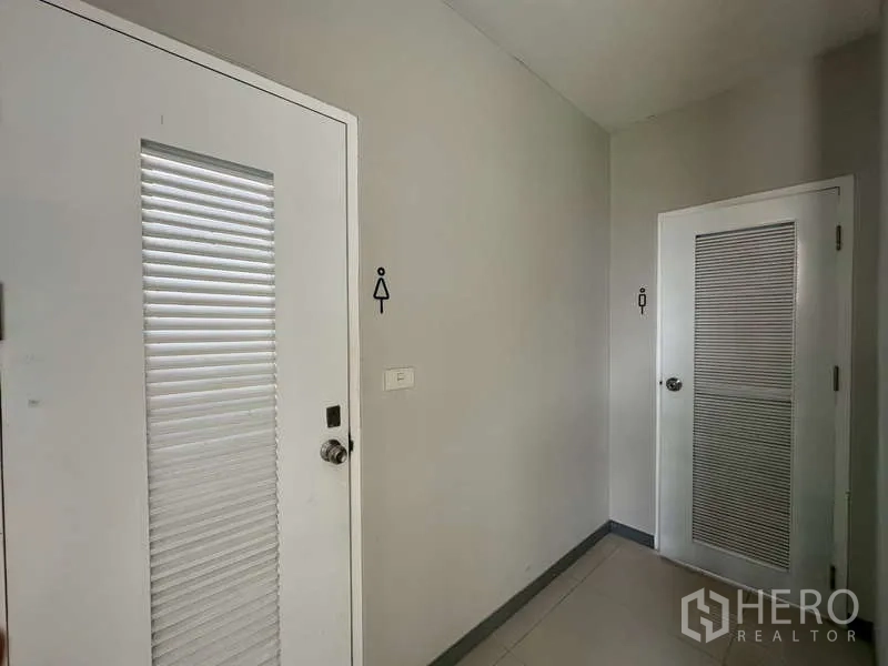 พื้นที่ขายปลีก ให้เช่าในKhlong Toei, Bangkok - โถงทางเข้า พร้อมประตูห้องน้ำชายและหญิงแยกกัน