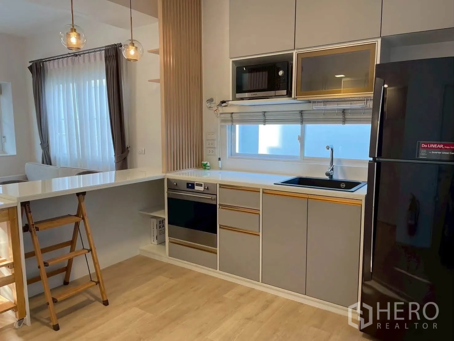 Townhouse for rent in Bang Phli, Samut Prakan - Sleek kitchen cabinetry with oven and breakfast counter.