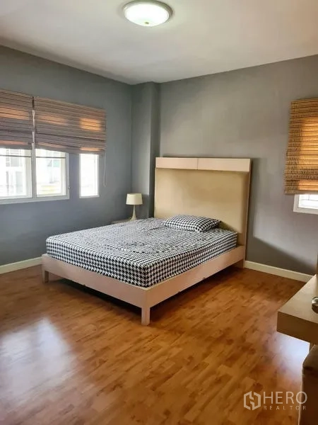 บ้าน ให้เช่าในSai Mai, Bangkok - ห้องนอนรองสว่าง เตียงขนาดควีน พื้นไม้ และหน้าต่างมุมห้อง