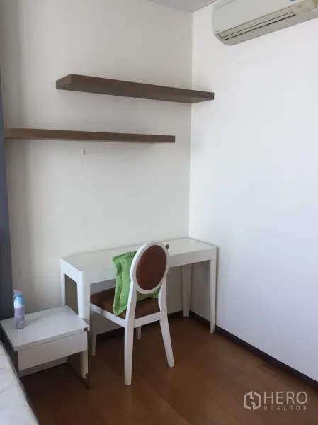 คอนโด ให้เช่าในWatthana, Bangkok - มุมทำงานขนาดกะทัดรัด โต๊ะสีขาว เก้าอี้พนักกลม และชั้นลอยติดผนัง