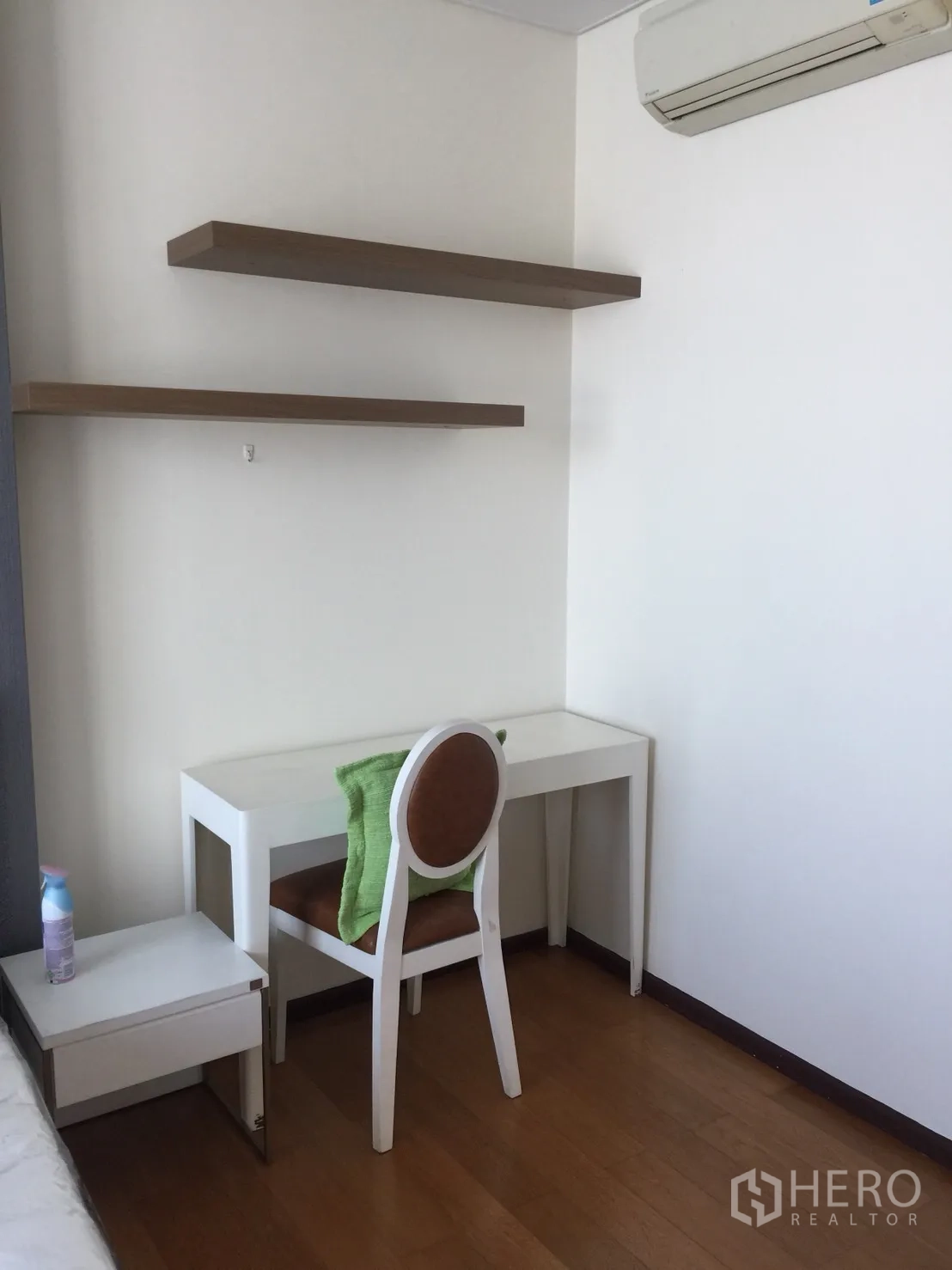 คอนโด ให้เช่าในWatthana, Bangkok - มุมทำงานขนาดกะทัดรัด โต๊ะสีขาว เก้าอี้พนักกลม และชั้นลอยติดผนัง