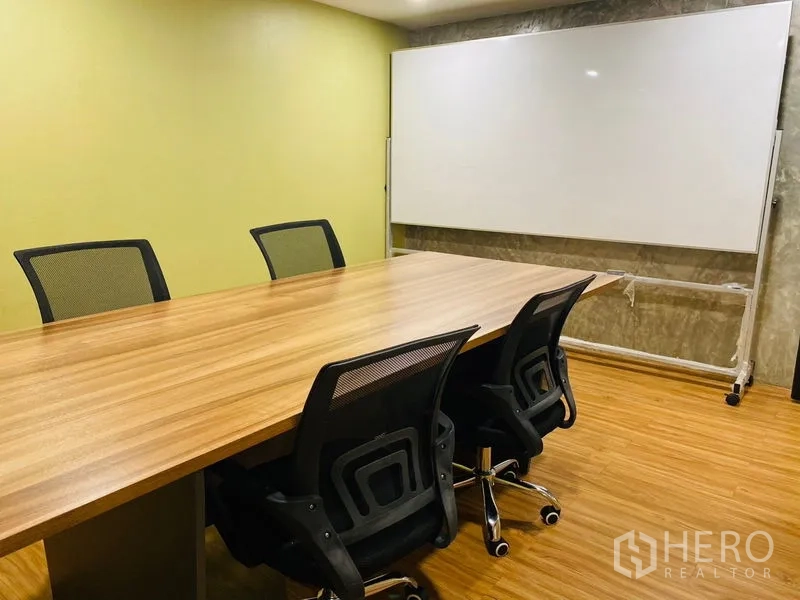 办公空间 出租在Bang Rak, Bangkok - 会议室，长桌、网面椅与可移动白板