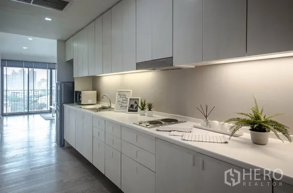 คอนโด ให้เช่าในWatthana, Bangkok - ครัวทางเดินยาว มีพื้นที่เก็บของมาก ไฟใต้ตู้ และเครื่องใช้ไฟฟ้า