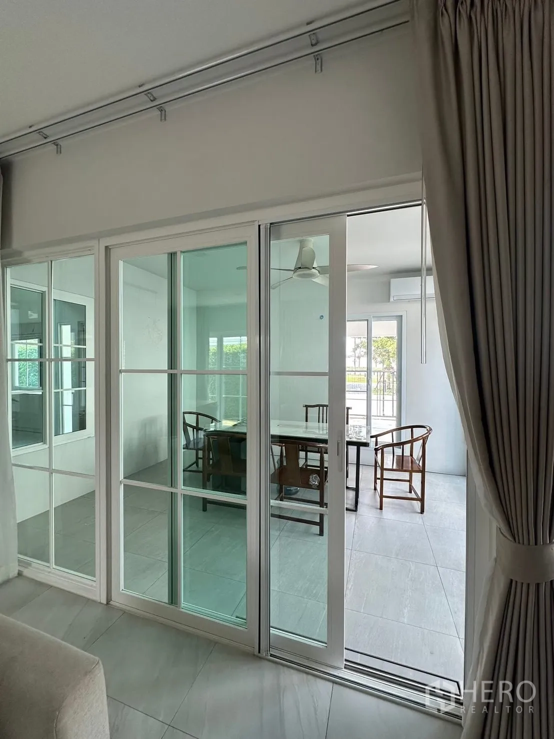 Detached House for rent in Bang Phli, Samut Prakan - Sliding glass partitions separating living and dining rooms.