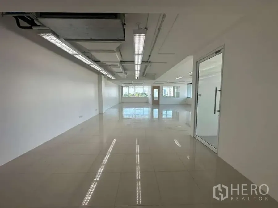 สำนักงาน ให้เช่าในPrawet, Bangkok - ออฟฟิศโอเพนสเปซกว้าง เห็นชุดไฟส่องสว่างและประตูกระจกชัดเจน