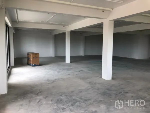 Office Space for rent in Lat Krabang, Bangkok - Wide office floor plate with multiple support columns and side windows for ventilation.