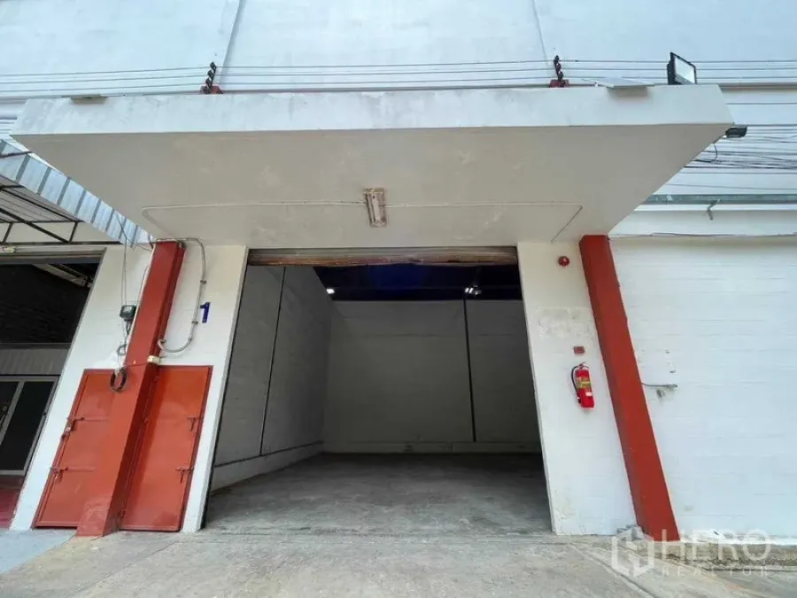 คลังสินค้า ให้เช่าในBang Phlat, Bangkok - ทางเข้าโกดังพร้อมประตูม้วนกว้างและชานโหลดของ บริเวณด้านหน้าอาคารอุตสาหกรรม