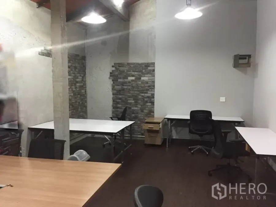 สำนักงาน ให้เช่าในKhlong Toei, Bangkok - ออฟฟิศโอเพ่นสเปซ โต๊ะทำงานหลายตัว เสาคอนกรีตเปลือย ผนังอิฐตกแต่ง และไฟแขวน